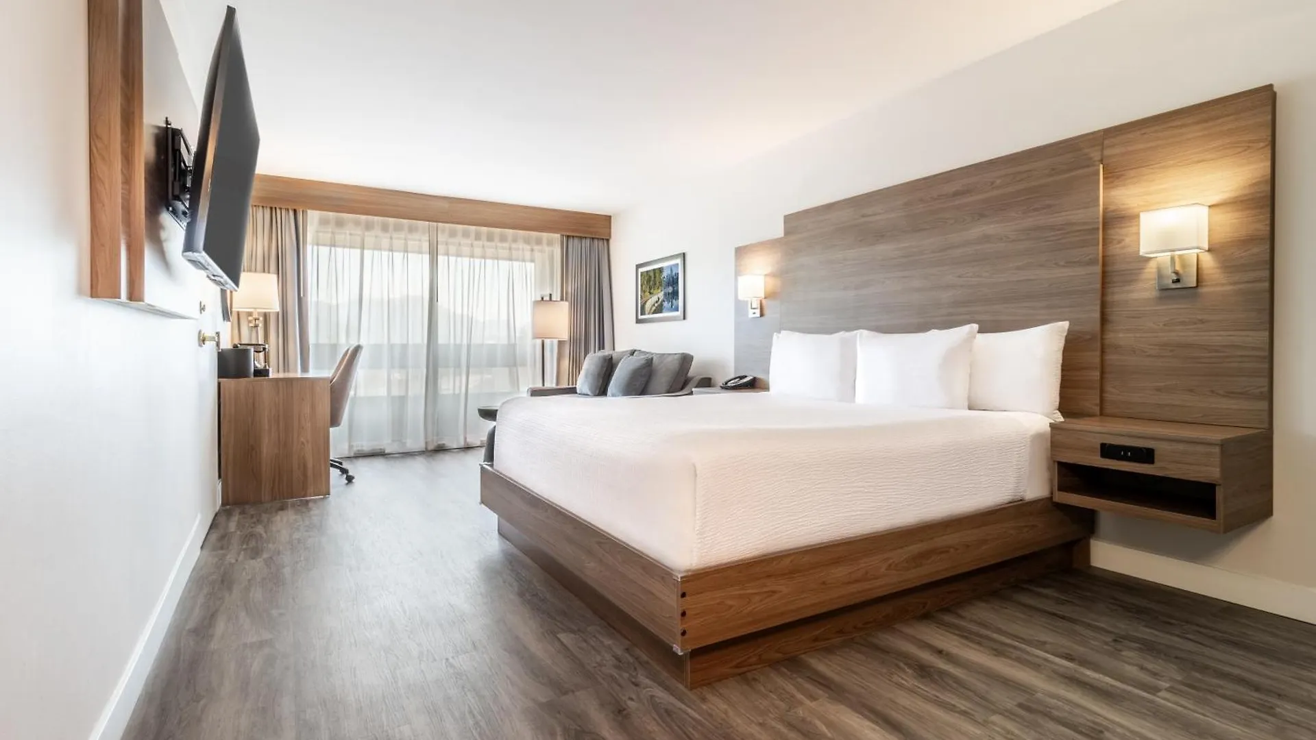 Atrium Hotel Vancouver 3*,
