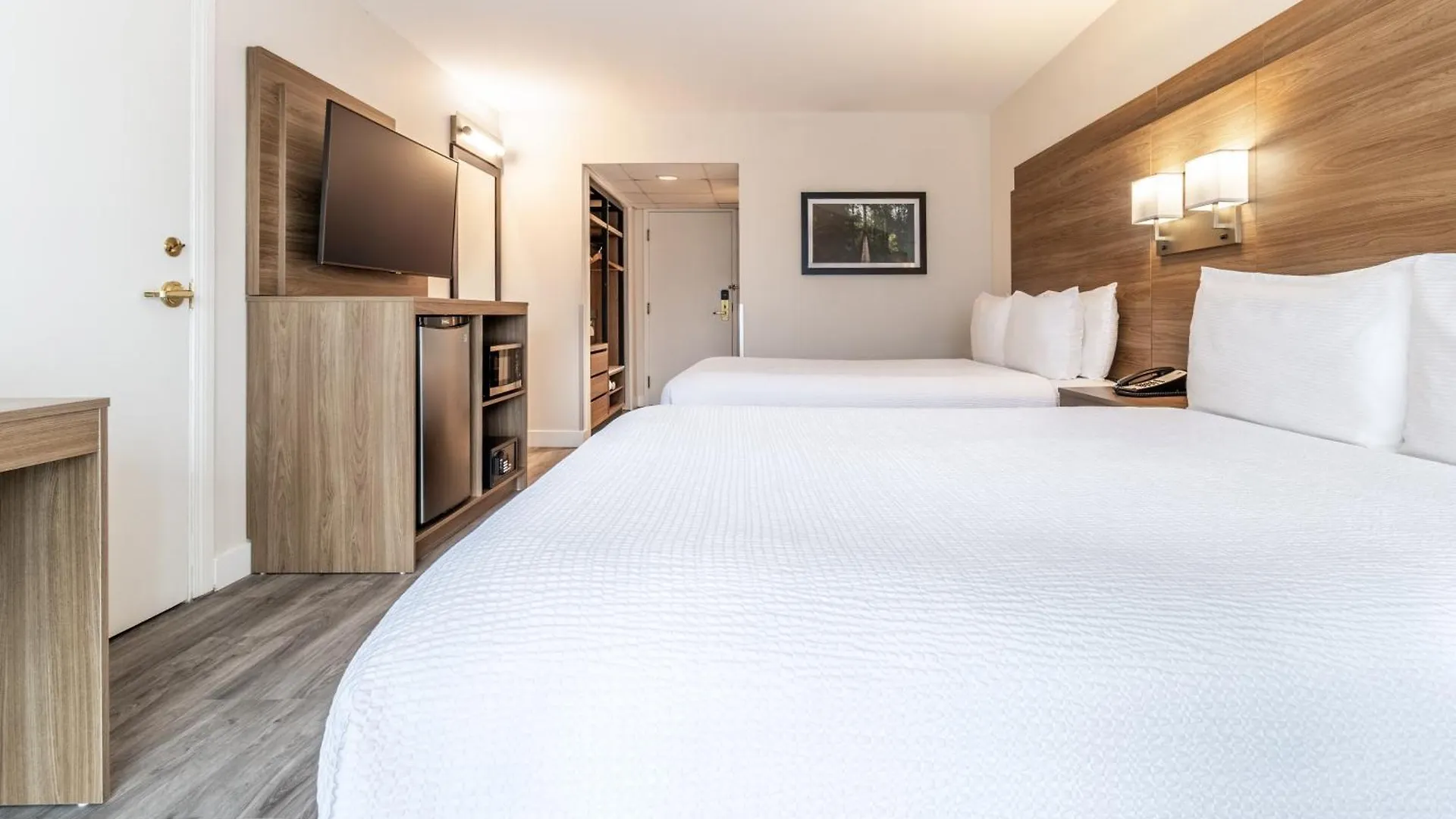 Atrium Hotel Vancouver 3*,