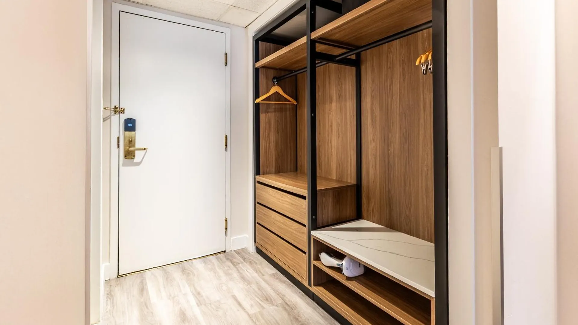 Atrium Hotel Ванкувер