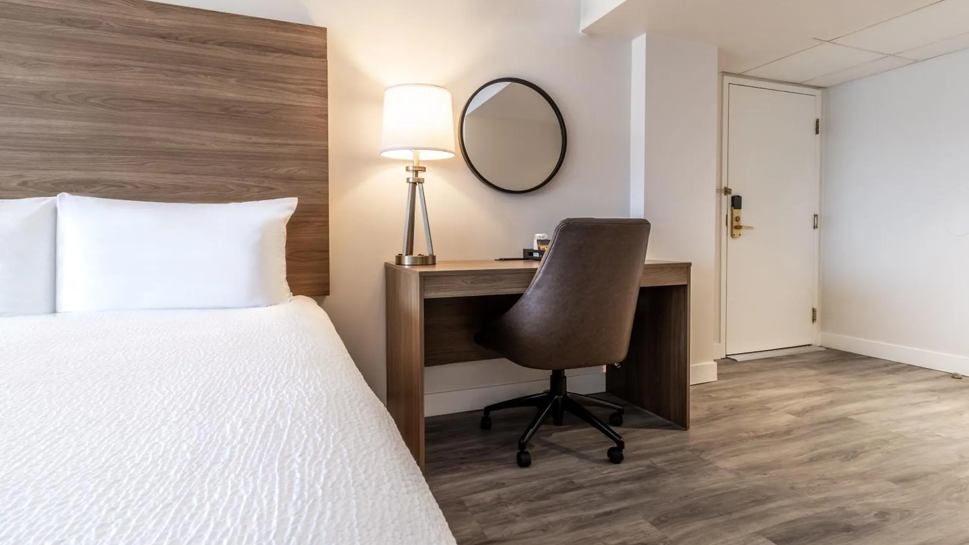 Atrium Hotel Vancouver 3*,